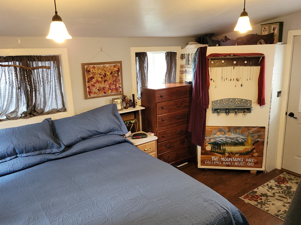 12 D Street Cascade, ID 83611 - Photo 18 of 23 Main bedroom