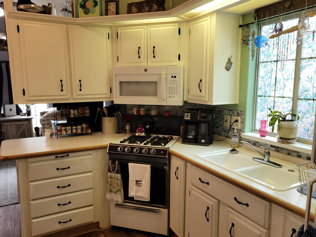 12 D Street Cascade, ID 83611 - Photo 9 of 23 Kitchen table/chairs included