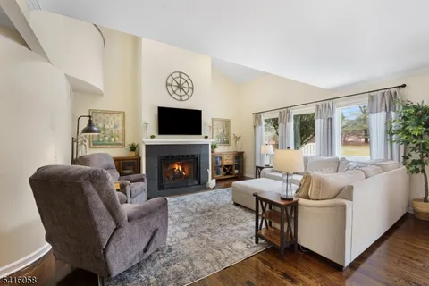 $749,000 | 16 Riggs Court, Bernards, NJ 07920