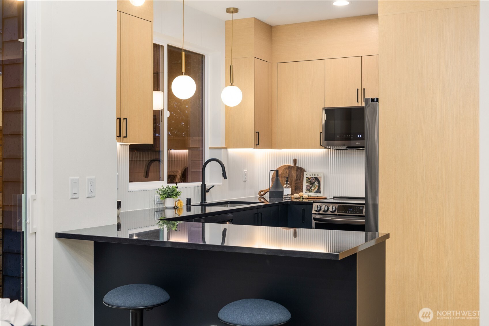 3417 48th Avenue Southwest Seattle, WA 98116 - Photo 5 of 39