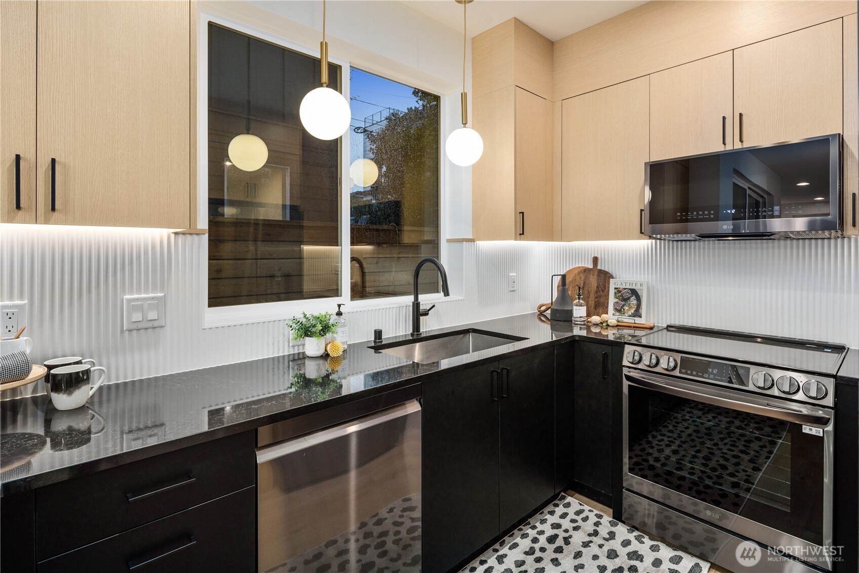 3417 48th Avenue Southwest Seattle, WA 98116 - Photo 7 of 39