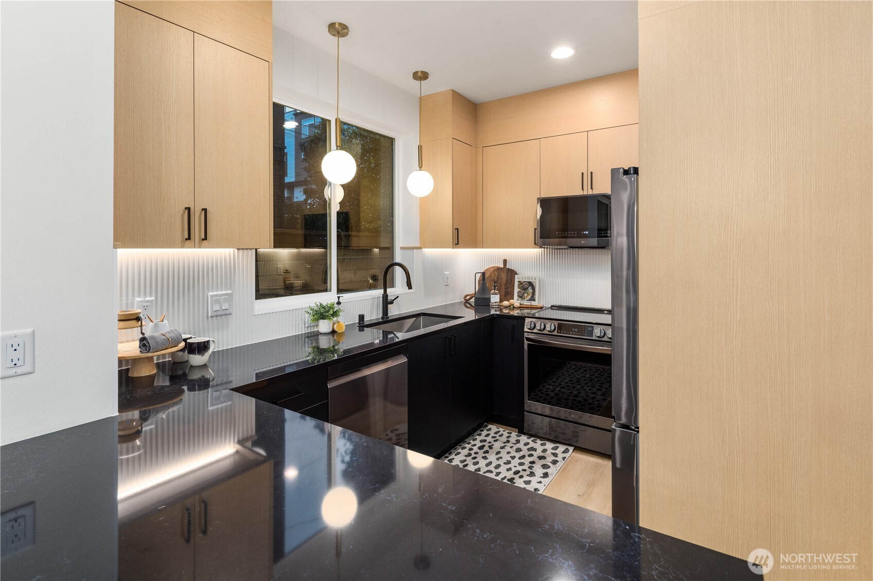 3417 48th Avenue Southwest Seattle, WA 98116 - Photo 7 of 40