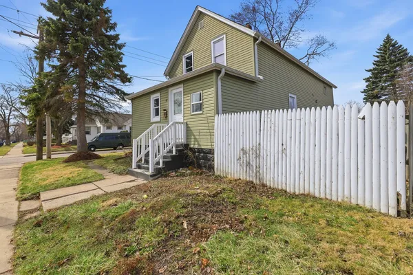 a view of a house with a yard