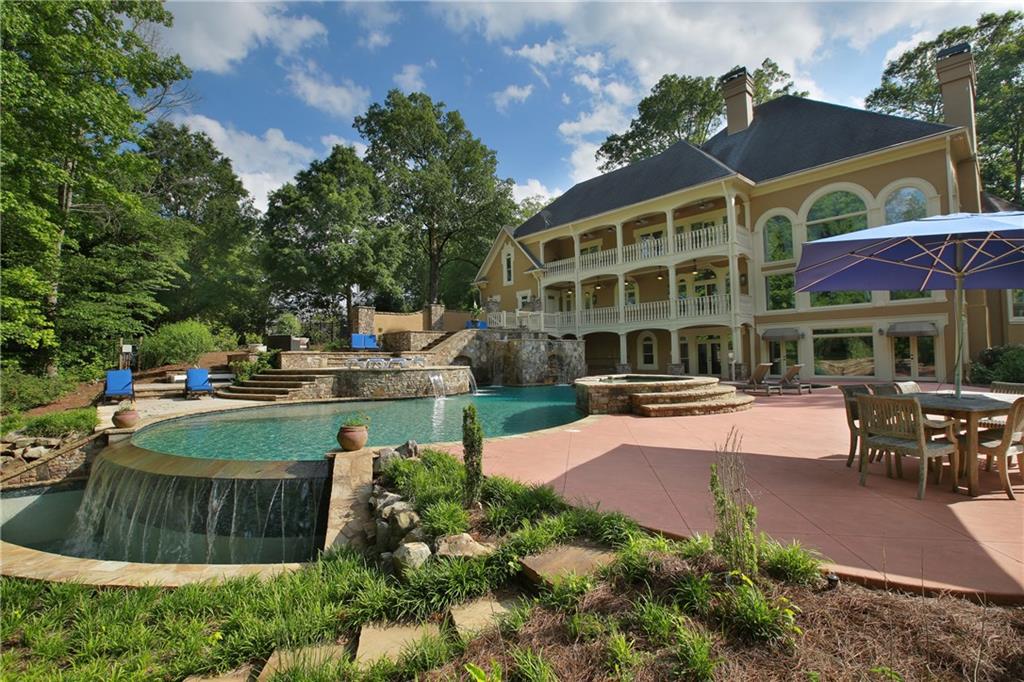 Resort style living in the heart of an equestrian community!