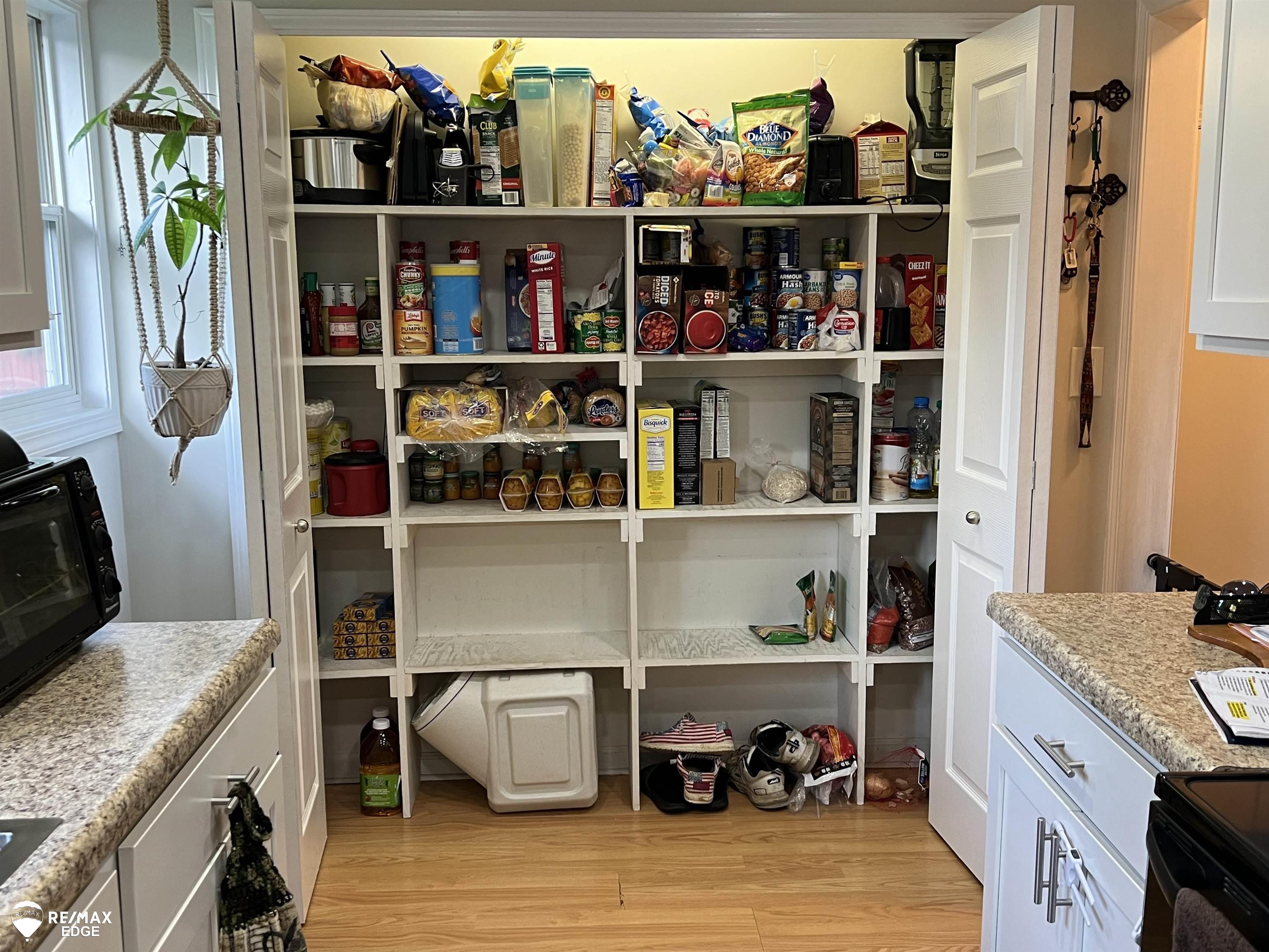 8312 Coldwater Road Flushing, MI 48433 - Photo 4 of 22 Pantry