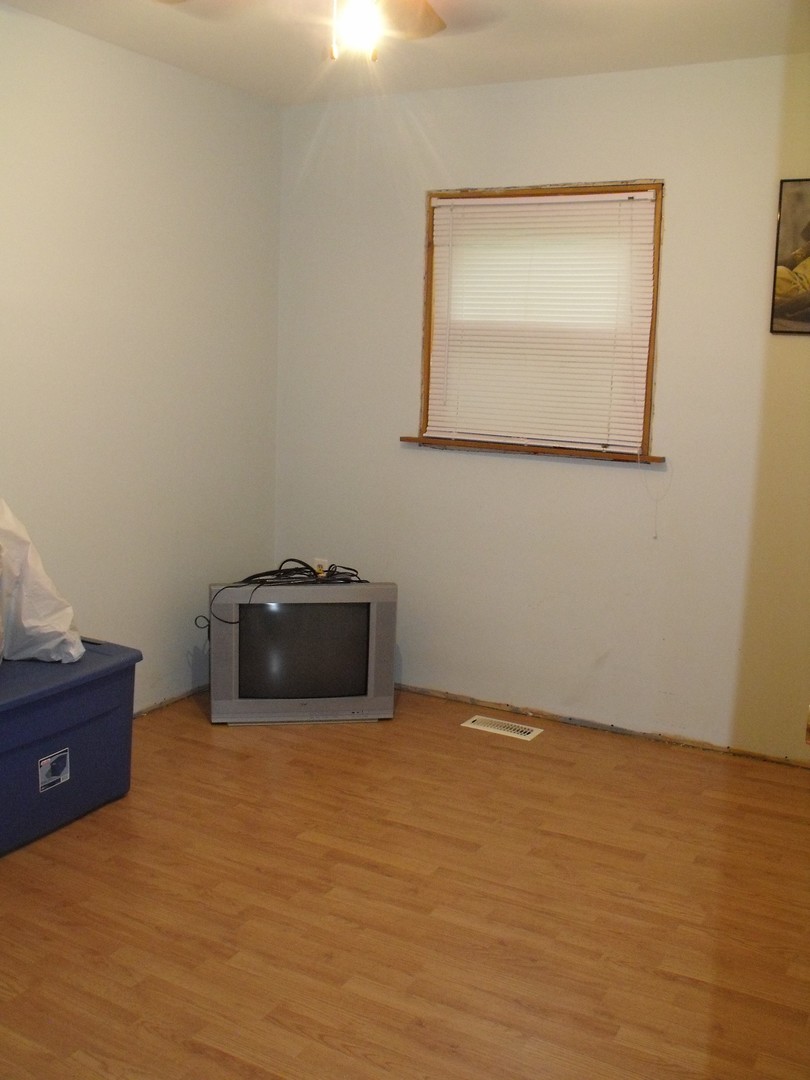 419 Tallman Avenue Romeoville, IL 60446 - Photo 8 of 10 a view of an empty room and a window