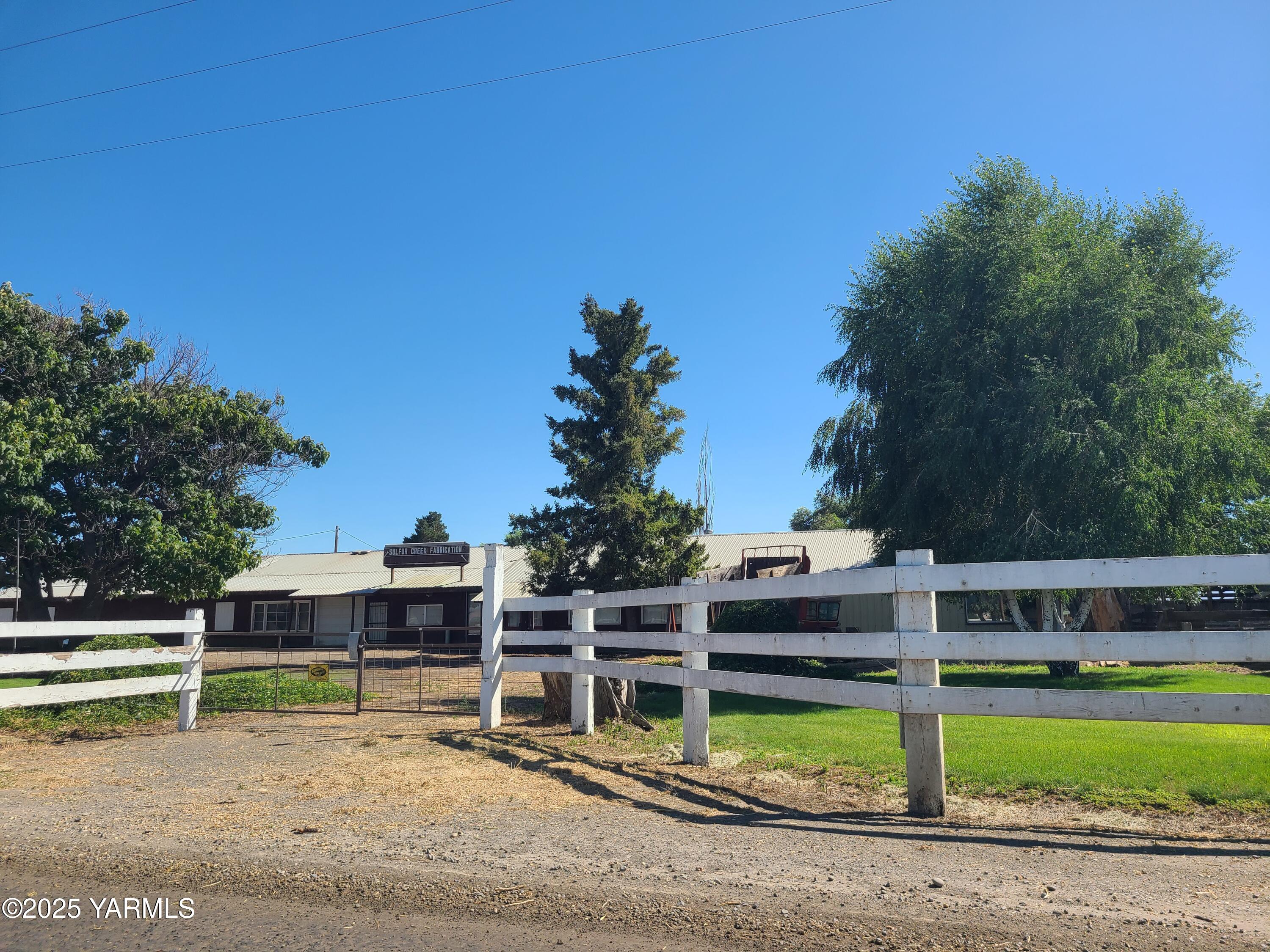 280 Duffy Road Sunnyside, WA 98944 - Photo 7 of 21 a view of a house with backyard and sitting area
