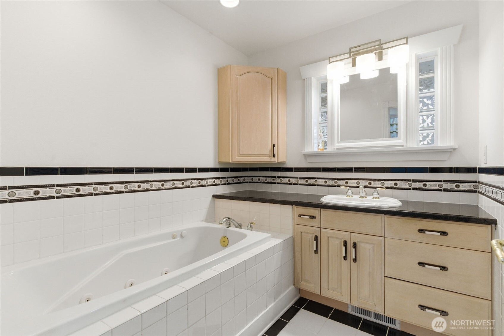457 East Victor Road Belfair, WA 98528 - Photo 22 of 40 a bathroom with a bathtub and a sink