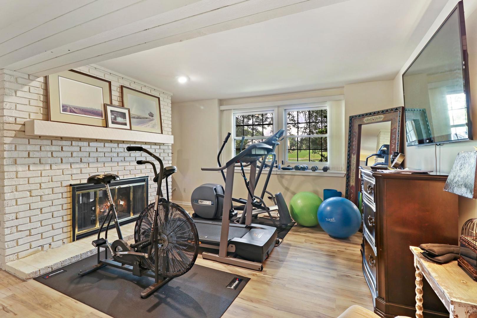 30 West Mundhank Road South Barrington, IL 60010 - Photo 38 of 45 a view of a room with gym equipment