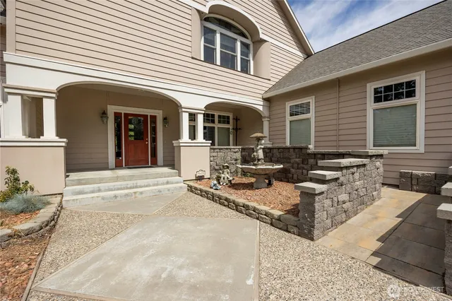 a view of a dinning table and chairs in the patio