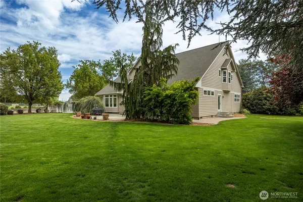 a view of a house with backyard and garden