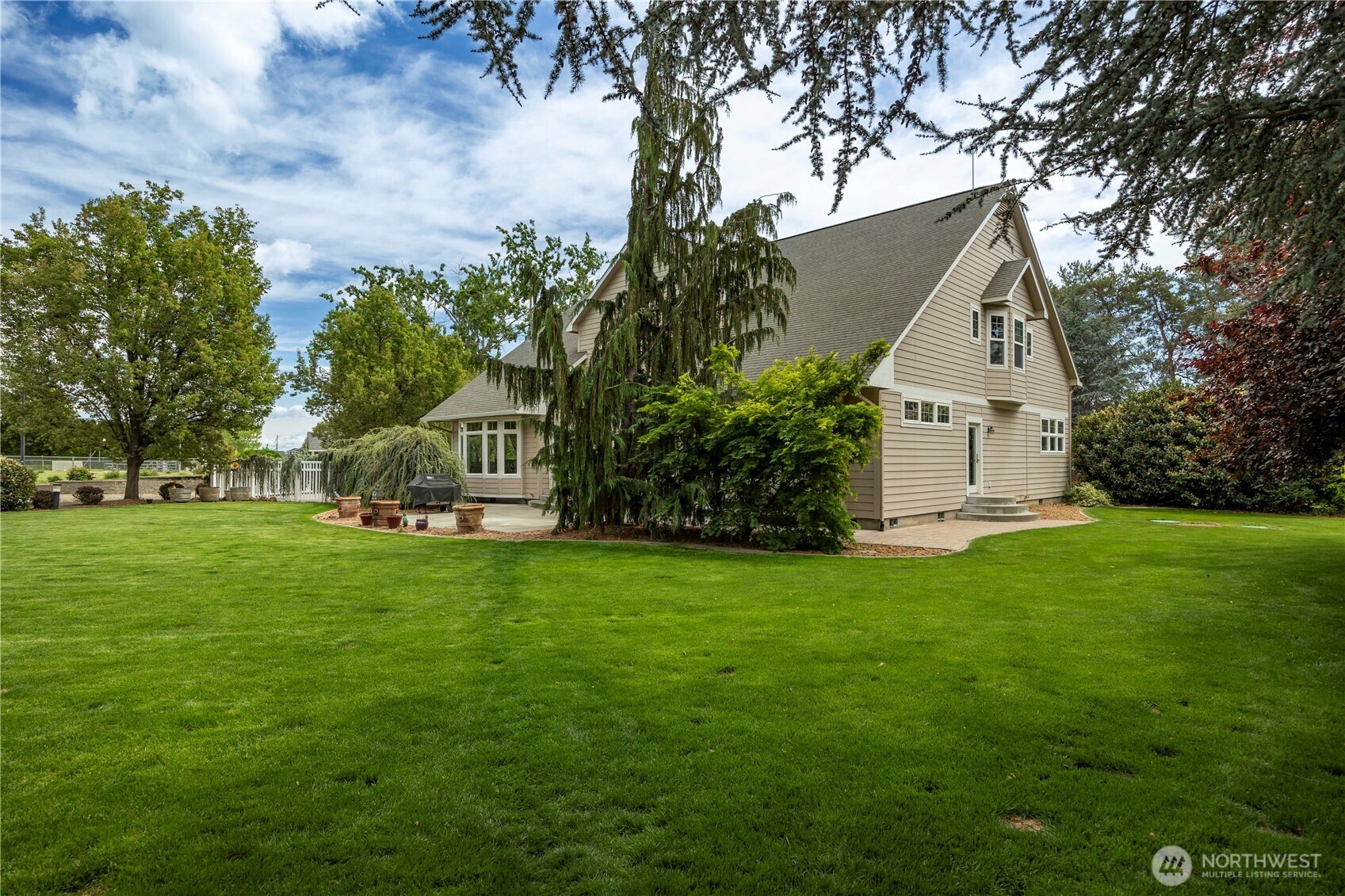 8620 Richardson Road Pasco, WA 99301 - Photo 39 of 40 a view of a house with backyard and garden