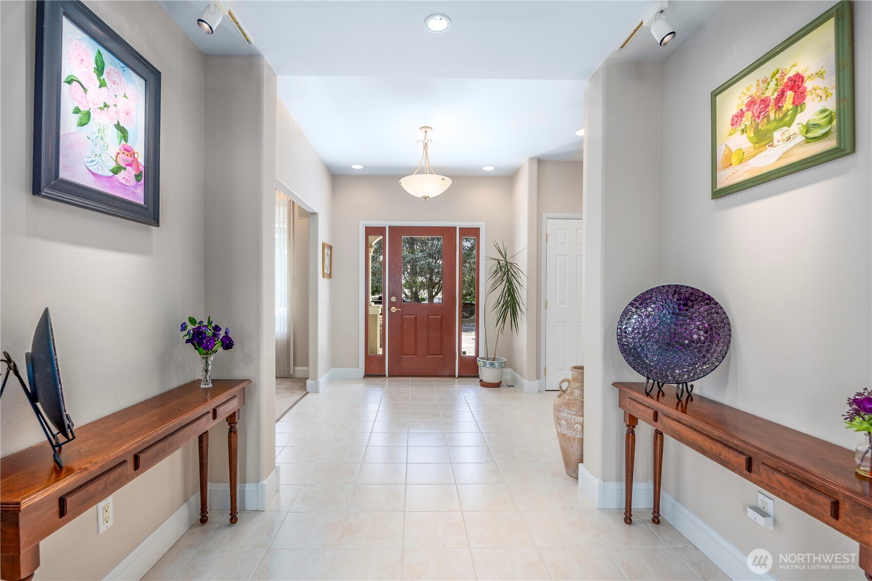 8620 Richardson Road Pasco, WA 99301 - Photo 4 of 40 a view of a hallway with workspace
