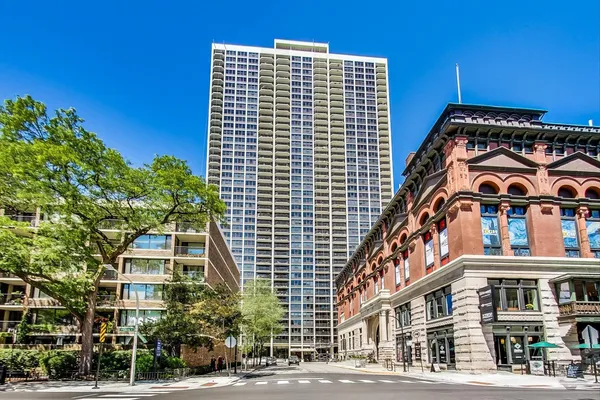 $2,350 | 1560 North Sandburg Terrace, Unit 503J, Chicago, IL 60610