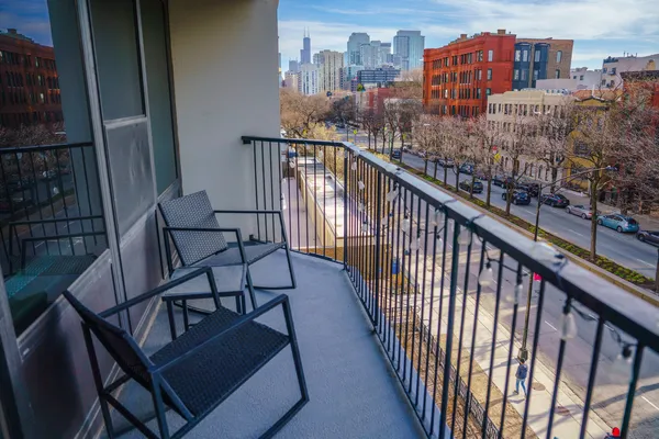 $2,350 | 1560 North Sandburg Terrace, Unit 503J, Chicago, IL 60610