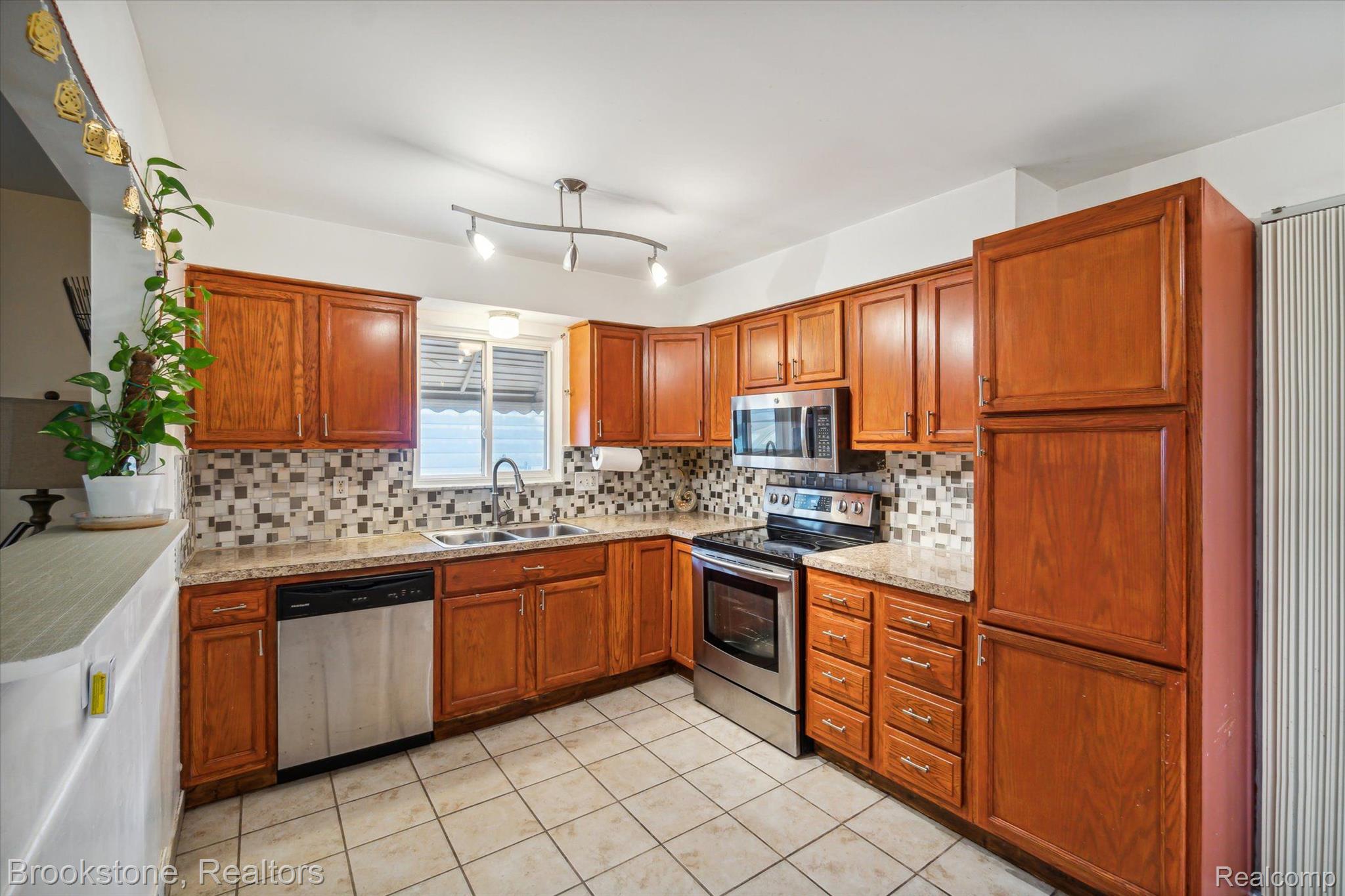 8425 Harding Street Center Line, MI 48015 - Photo 9 of 30 Gallery Image 9