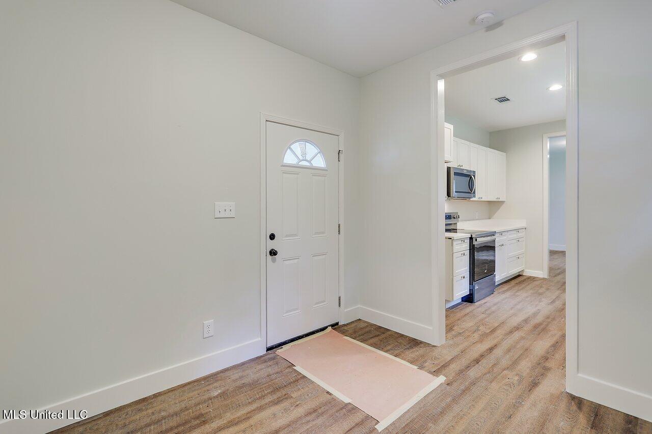 233 Allstate Drive Jackson, MS 39211 - Photo 15 of 29 233 Allstate Dr 14