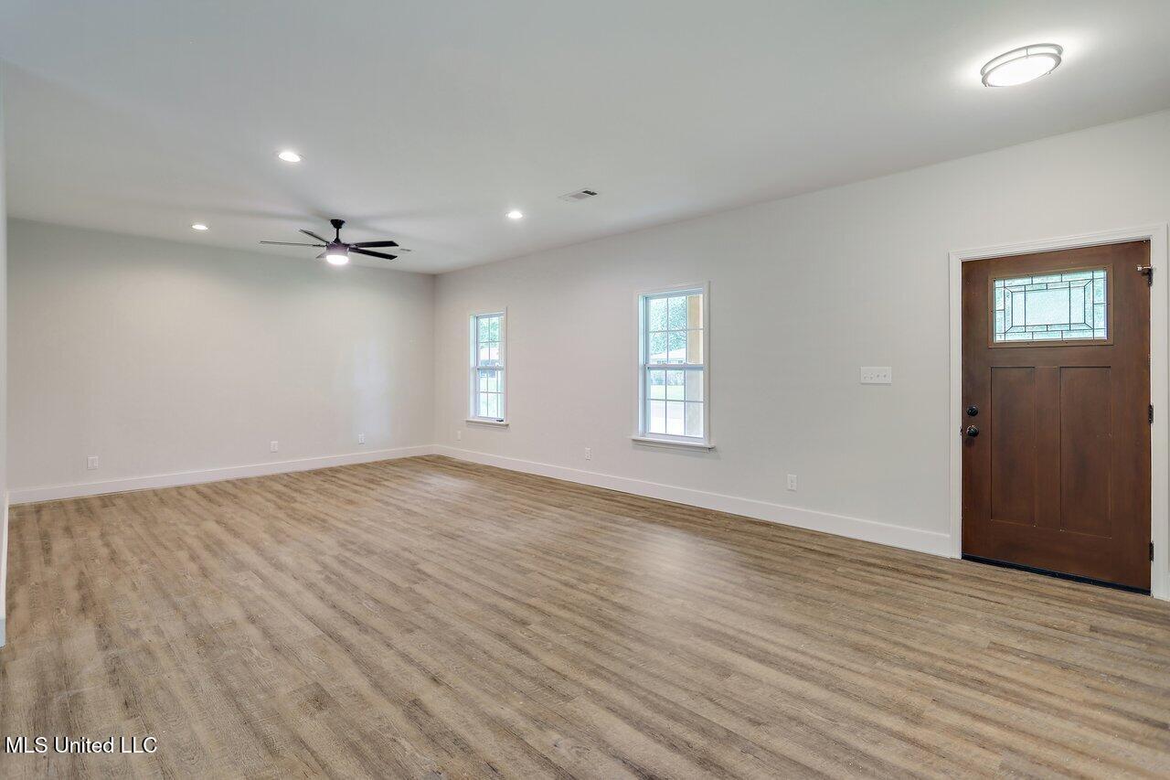 233 Allstate Drive Jackson, MS 39211 - Photo 9 of 29 233 Allstate Dr 8