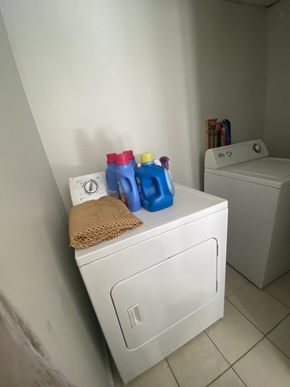 282 Commonwealth Avenue Springfield, MA 01108 - Photo 17 of 19 a utility room with dryer and washer