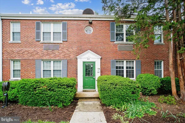 $1,900 | 201 East Glebe Road, Unit B, Alexandria, VA 22305
