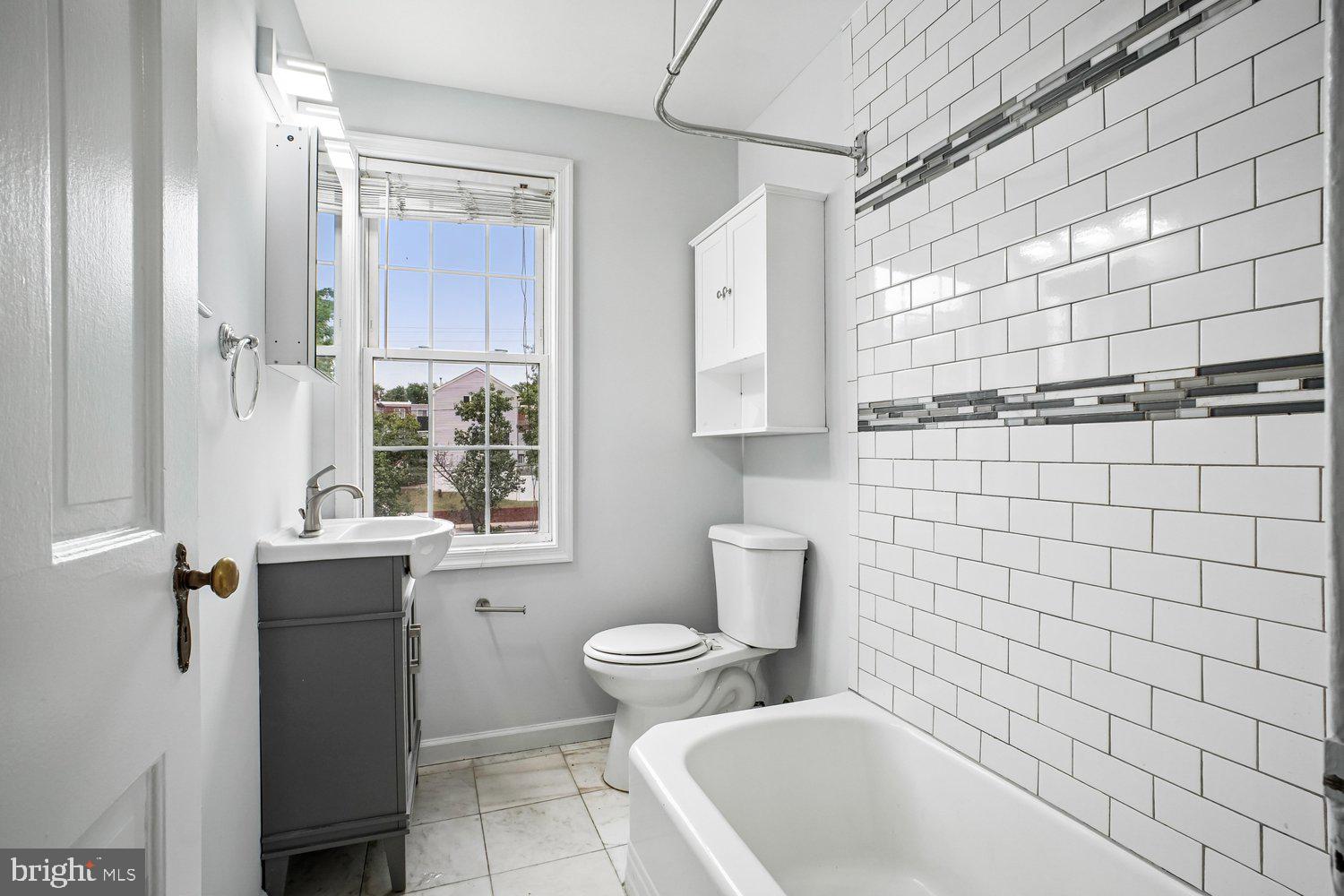 201 East Glebe Road, Unit B Alexandria, VA 22305 - Photo 12 of 29 Primary Bath