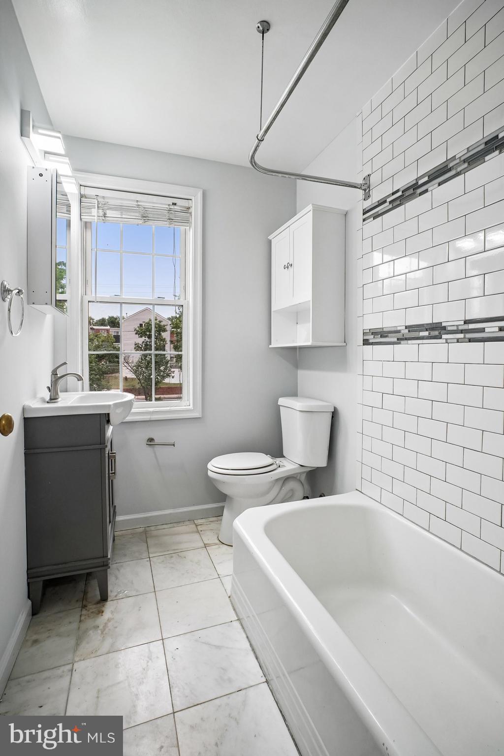 201 East Glebe Road, Unit B Alexandria, VA 22305 - Photo 13 of 29 Primary Bath