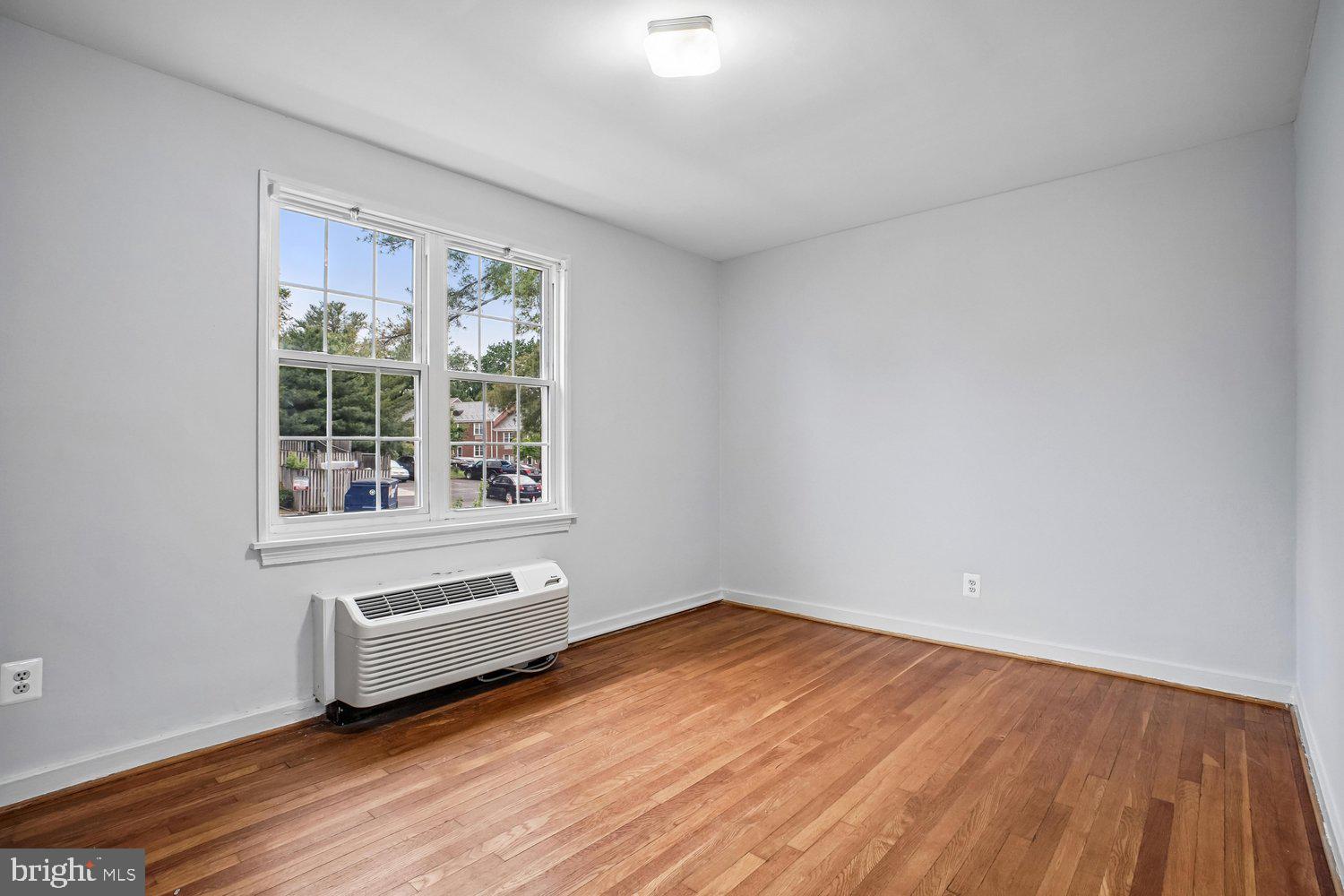 201 East Glebe Road, Unit B Alexandria, VA 22305 - Photo 14 of 29 Primary Bedroom