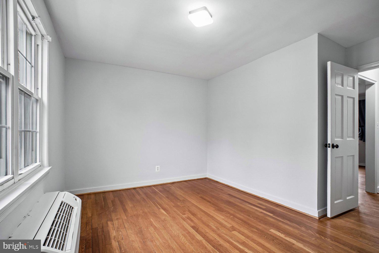 201 East Glebe Road, Unit B Alexandria, VA 22305 - Photo 15 of 29 Primary Bedroom