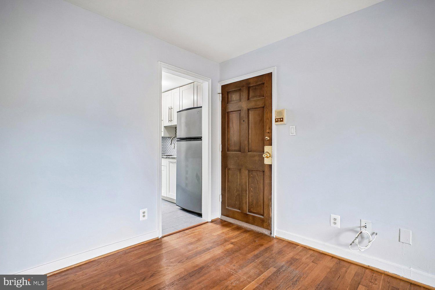 201 East Glebe Road, Unit B Alexandria, VA 22305 - Photo 2 of 29 Foyer