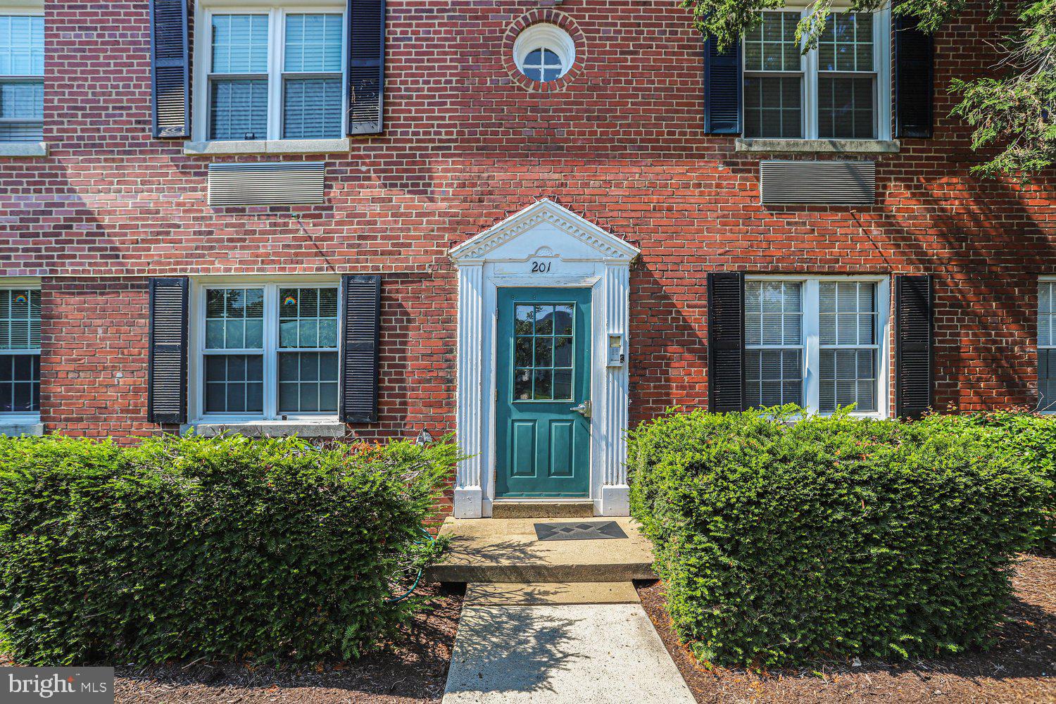 201 East Glebe Road, Unit B Alexandria, VA 22305 - Photo 21 of 29 Auburn Village - 201 E Glebe Road Walk