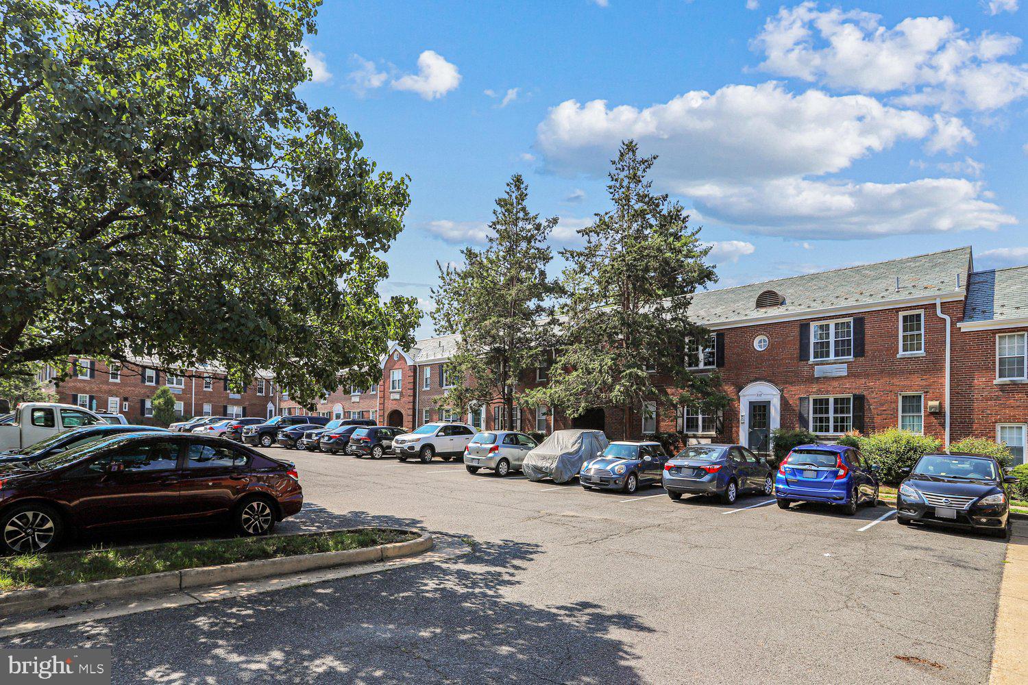201 East Glebe Road, Unit B Alexandria, VA 22305 - Photo 22 of 29 Auburn Village - 201 E Glebe Road Parking