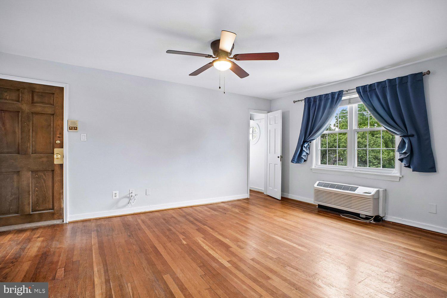 201 East Glebe Road, Unit B Alexandria, VA 22305 - Photo 4 of 29 Living Room