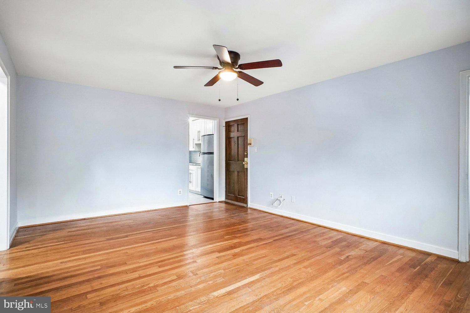 201 East Glebe Road, Unit B Alexandria, VA 22305 - Photo 5 of 29 Living Room