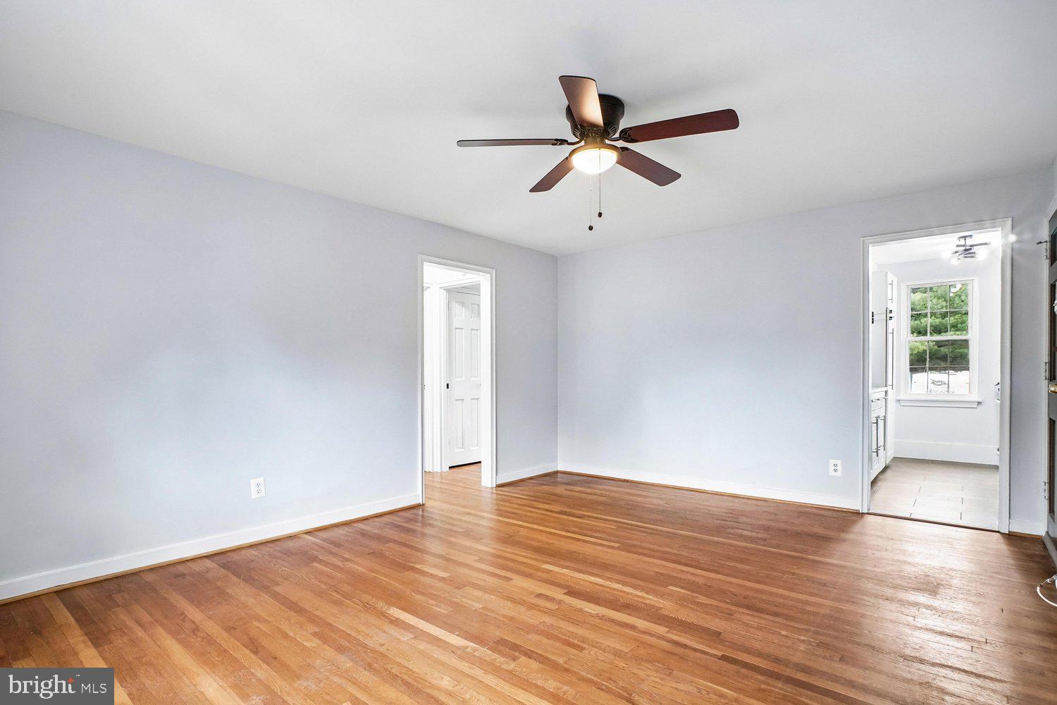 201 East Glebe Road, Unit B Alexandria, VA 22305 - Photo 6 of 29 Living Room