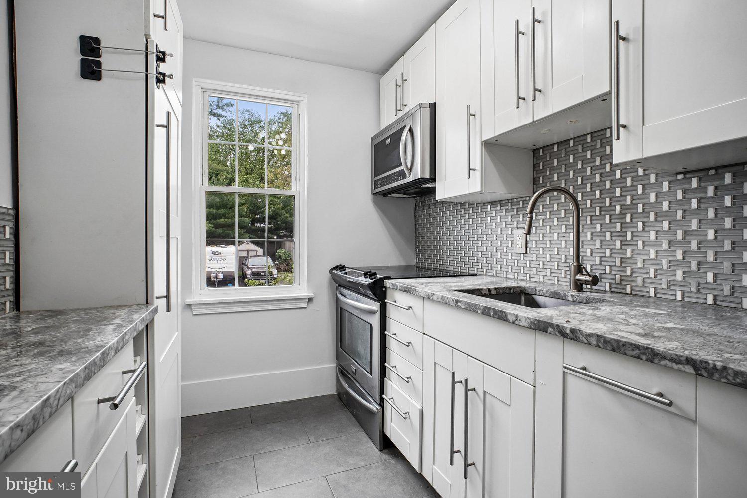 201 East Glebe Road, Unit B Alexandria, VA 22305 - Photo 10 of 29 Kitchen