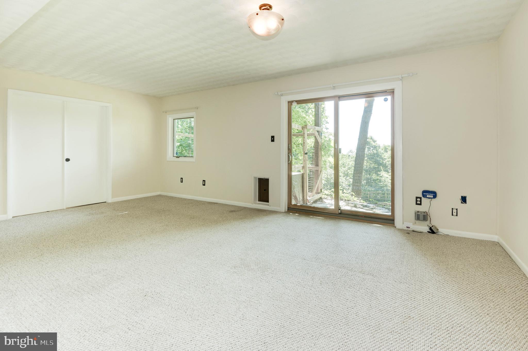 1619 Summit Drive Haymarket, VA 20169 - Photo 29 of 62 an empty room with windows