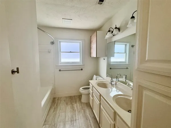 $2,150 | 2406 Elmen Street, Houston, TX 77019
