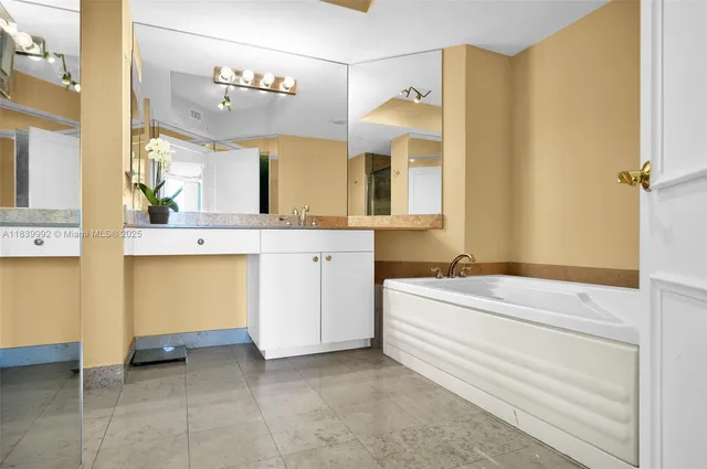 $5,500 | 4779 Collins Avenue, Unit 3406, Miami Beach, FL 33140