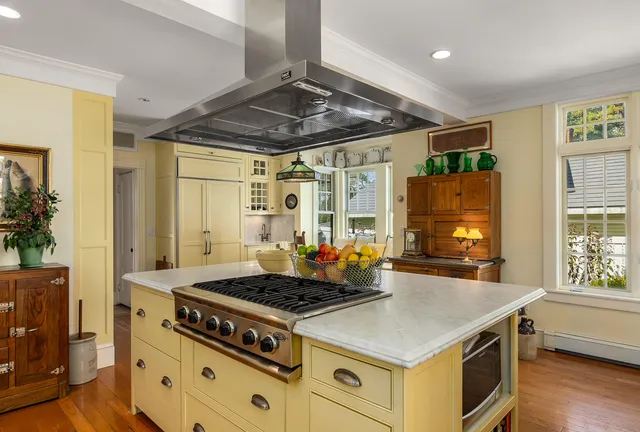 $1,750,000 | 205 Whipple Road, Kittery, ME 03904