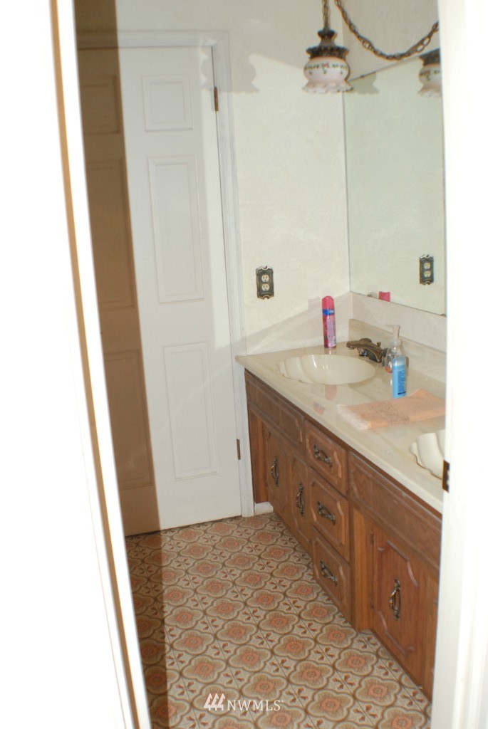 979 Southwest J H Road Port Orchard, WA 98367 - Photo 11 of 25 Gallery Image 11