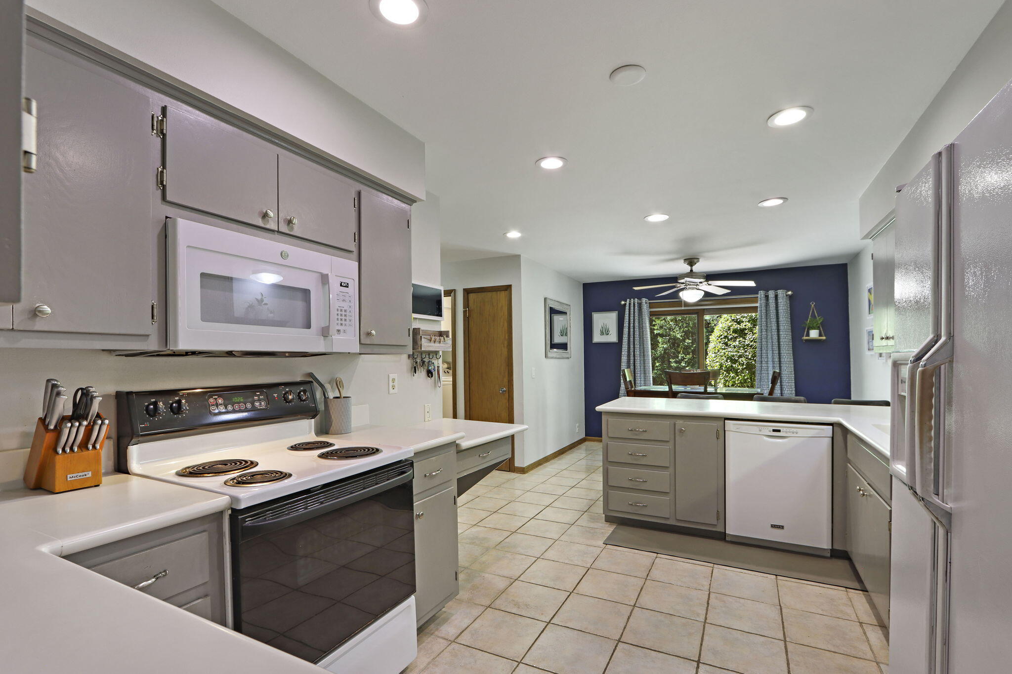 3625 South Brentwood Road New Berlin, WI 53151 - Photo 5 of 32 Eat-in Kitchen