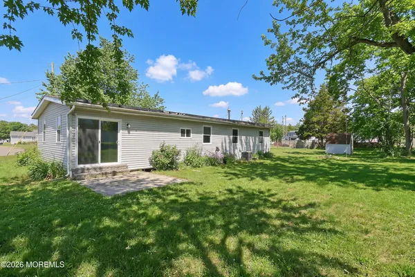a view of a house with yard and tree s