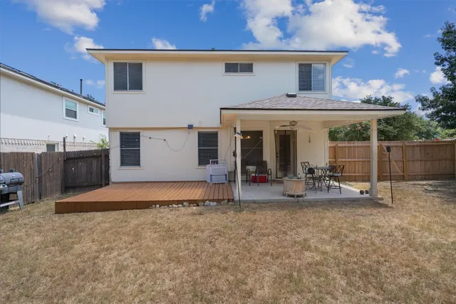 a view of a backyard