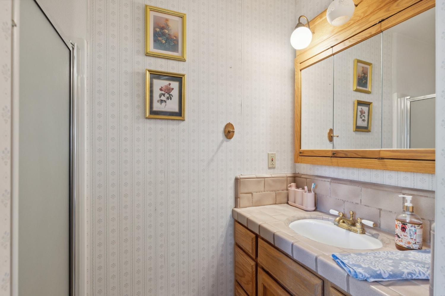 18654 Ridgedale Drive Madera, CA 93638 - Photo 23 of 48 Upstairs Restroom inside Room