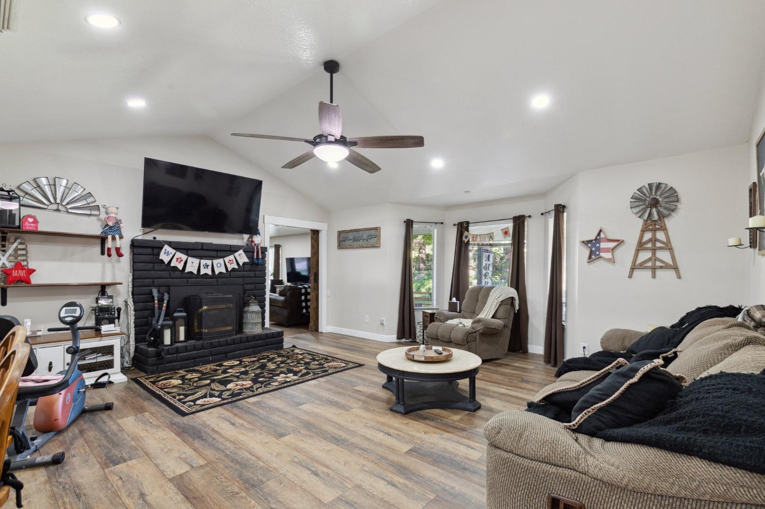 18654 Ridgedale Drive Madera, CA 93638 - Photo 8 of 48 Family Room