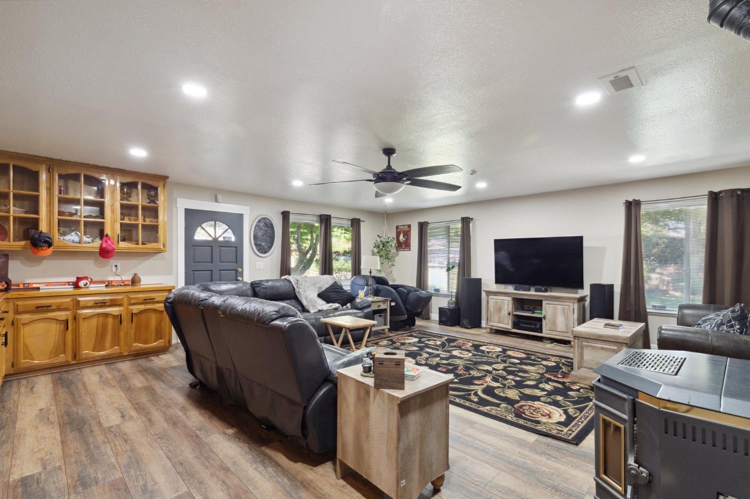 18654 Ridgedale Drive Madera, CA 93638 - Photo 10 of 48 Living Room