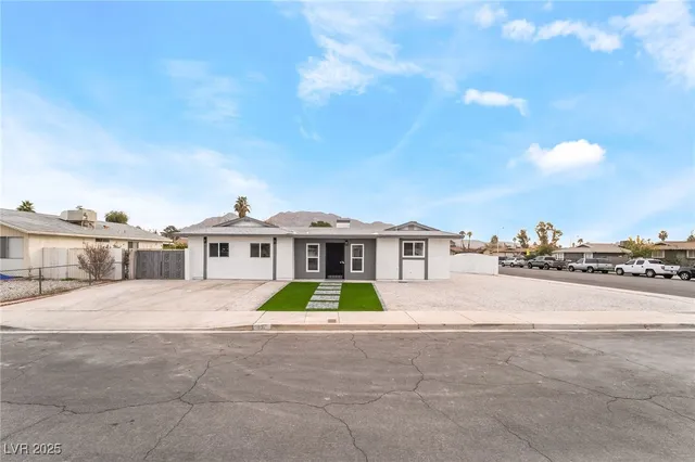 $479,999 | 652 Red Lake Way, Las Vegas, NV 89110