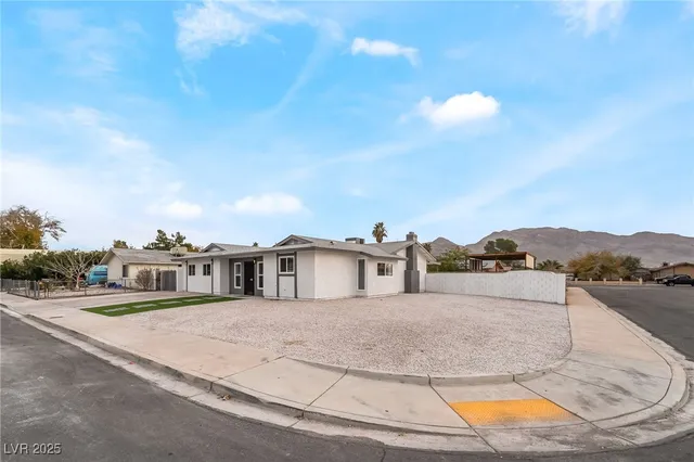 $479,999 | 652 Red Lake Way, Las Vegas, NV 89110