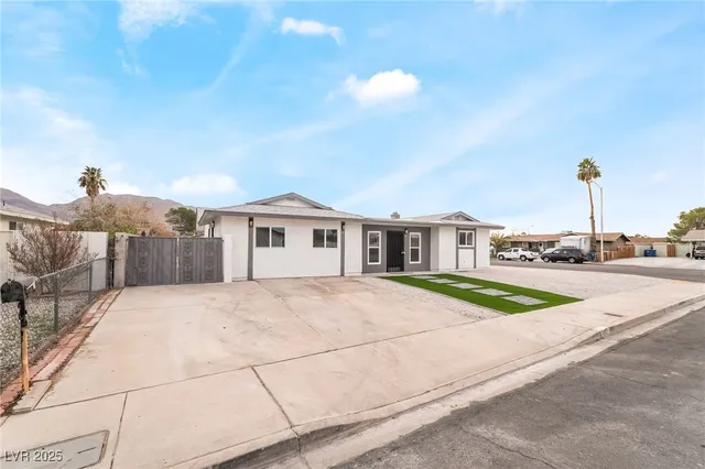 $479,999 | 652 Red Lake Way, Las Vegas, NV 89110