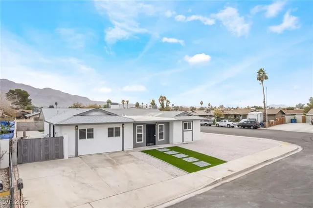 $479,999 | 652 Red Lake Way, Las Vegas, NV 89110